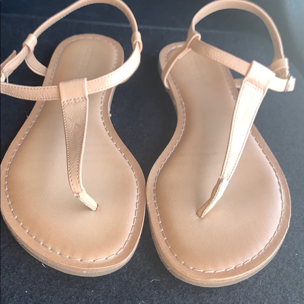 Neutral sandals! 🌼 - Picture 2 of 3